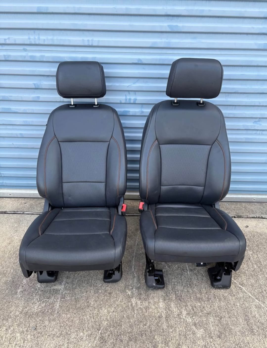 2023 2024 2025 2026 Ford F250 F350 F450 Super Duty Front Lariat Seat Pair
2021 2022 2023 2024 2025 2026 Ford F150 Raptor Front Seat Pair
Very clean and in pristine condition with no damages or scratches