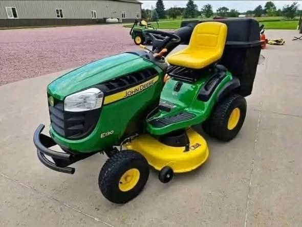 John Deere riding E130 Lawn Tractor