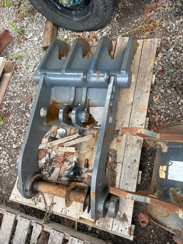 🚜 FOR SALE – Tag Thumb for John Deere 135G Excavator 🚜